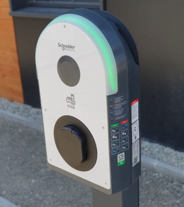 Borne Schneider EVLINK PRO AC installée à Pontcharra (38) chez un professionnel par Promaxelec