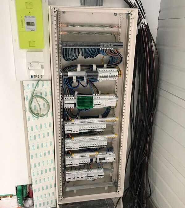 Armoire TGBT en cours d'installation à Chabons-Promaxeclec