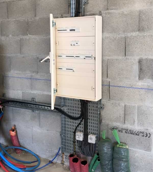 Nouvelle armoire électrique sur mur béton Saint-Jean-de-Bournay (38) - promaxelec