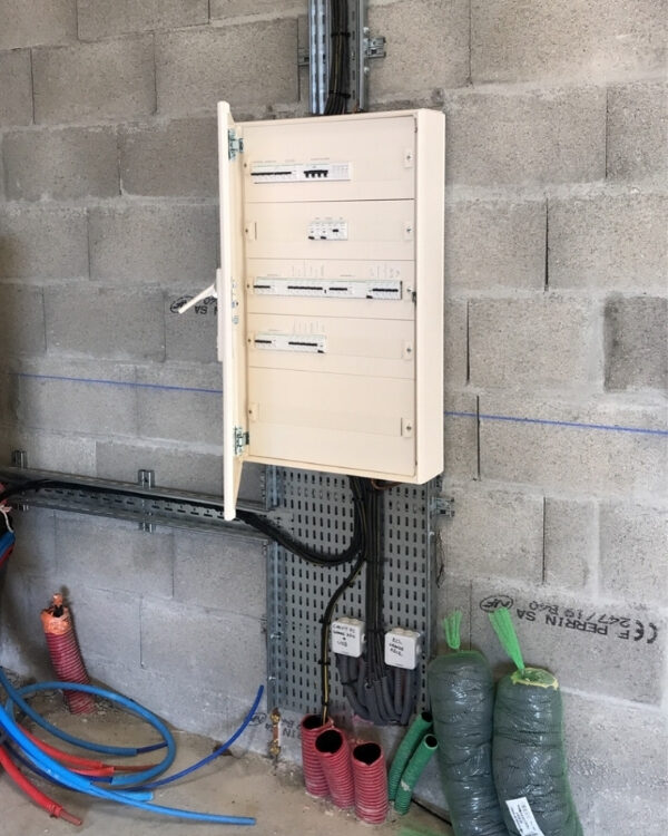 Nouvelle armoire électrique sur mur béton Saint-Jean-de-Bournay (38) - promaxelec