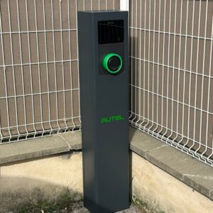Grande borne de recharge Autel installée par Promaxelec