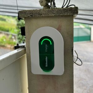 Borne de recharge pour voiture Schneider installée par Promaxelec