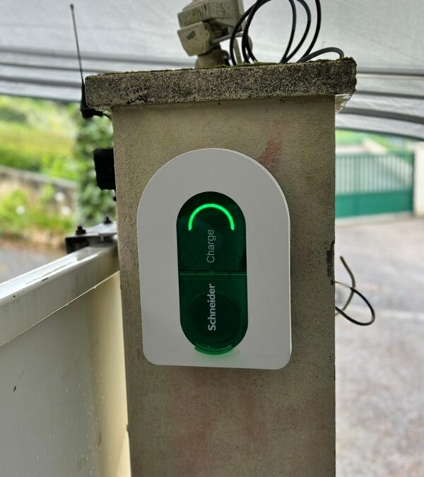 Borne Schneider sur un poteau en béton à Réaumont en Isère - Promaxelec