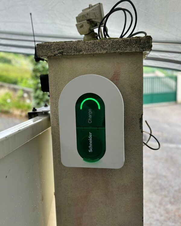 Borne Schneider sur un poteau en béton à Réaumont en Isère - Promaxelec