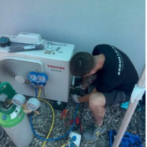 Technicien de Promaxelec sur un groupe extérieur de climatisation Toshiba à Chirens (38)