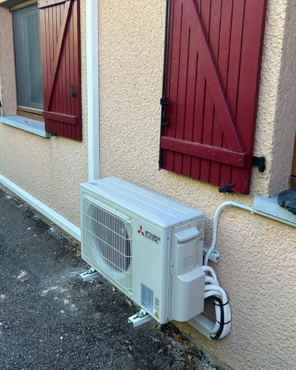 Groupe extérieur d'une climatisation bi split Mitsubishi gamme AY - Le Grand-Lemps (38) - Promaxelec