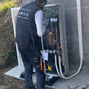 un technicien installateur climatisation Grenoble de Promaxelec