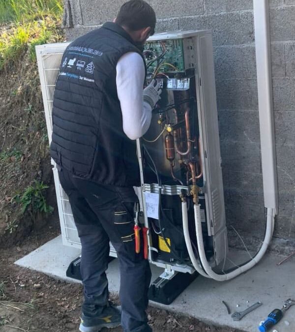 Technicien Promaxelec installant une climatisation Mitsubishi à Saint Quentin sur Isère (38)