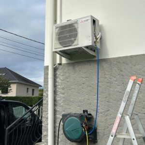 Groupe extérieur en hauteur d'une climatisation mono split Mitsubishi – Le Versoud (38)