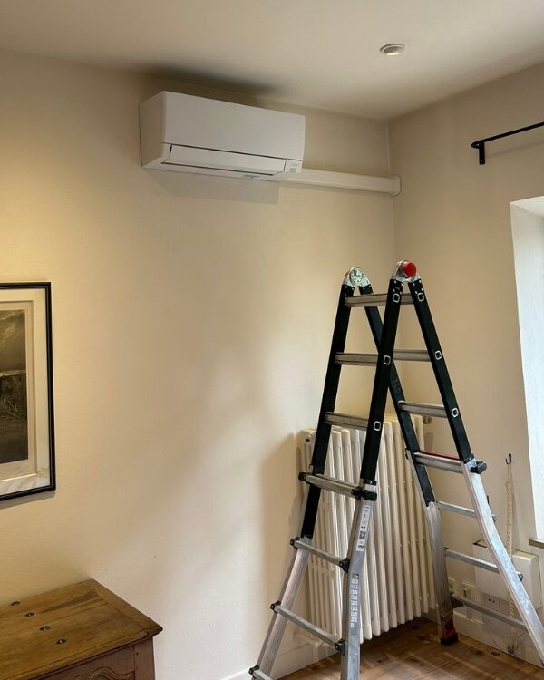 Climatisation mono split Mitsubishi gamme AY fixée au mur à Brié-et-Angonnes (38) - Promaxelec