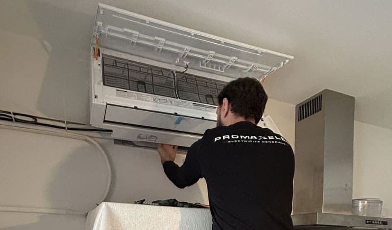 Technicien climatisation de l'entreprise Promaxelec