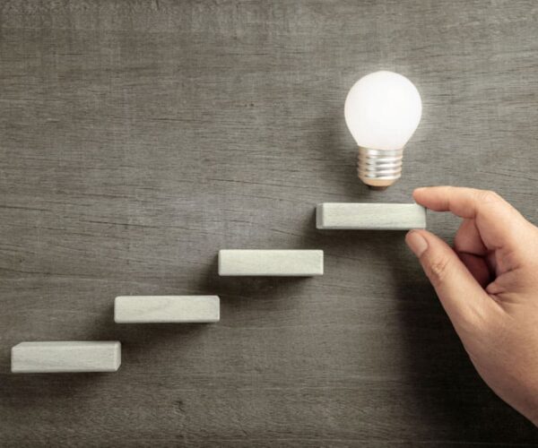 des marches symbolisant les étapes du process Promaxelec