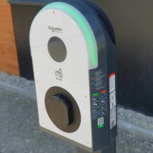 Borne de recharge Schneider installée par Promaxelec