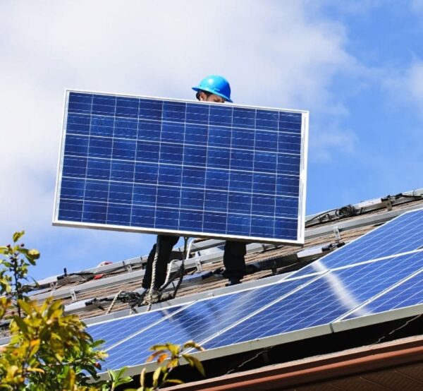 installateur panneaux photovoltaïques PROMAXELEC sur un toit
