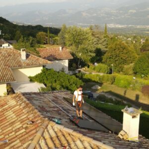 technicien photovoltaique Promaxelec sur un toit de maison