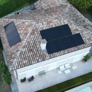plusieurs panneaux solaires sur un toit installés par Promaxelec