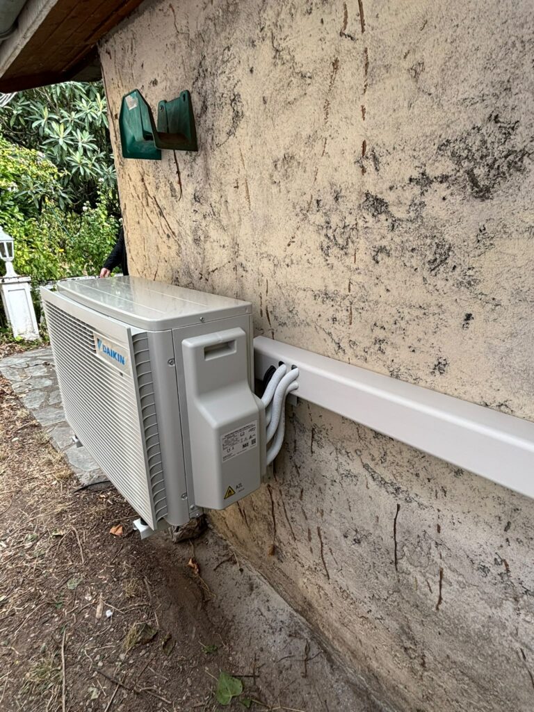 Pompe à chaleur air/air Daikin au pied d'une maison