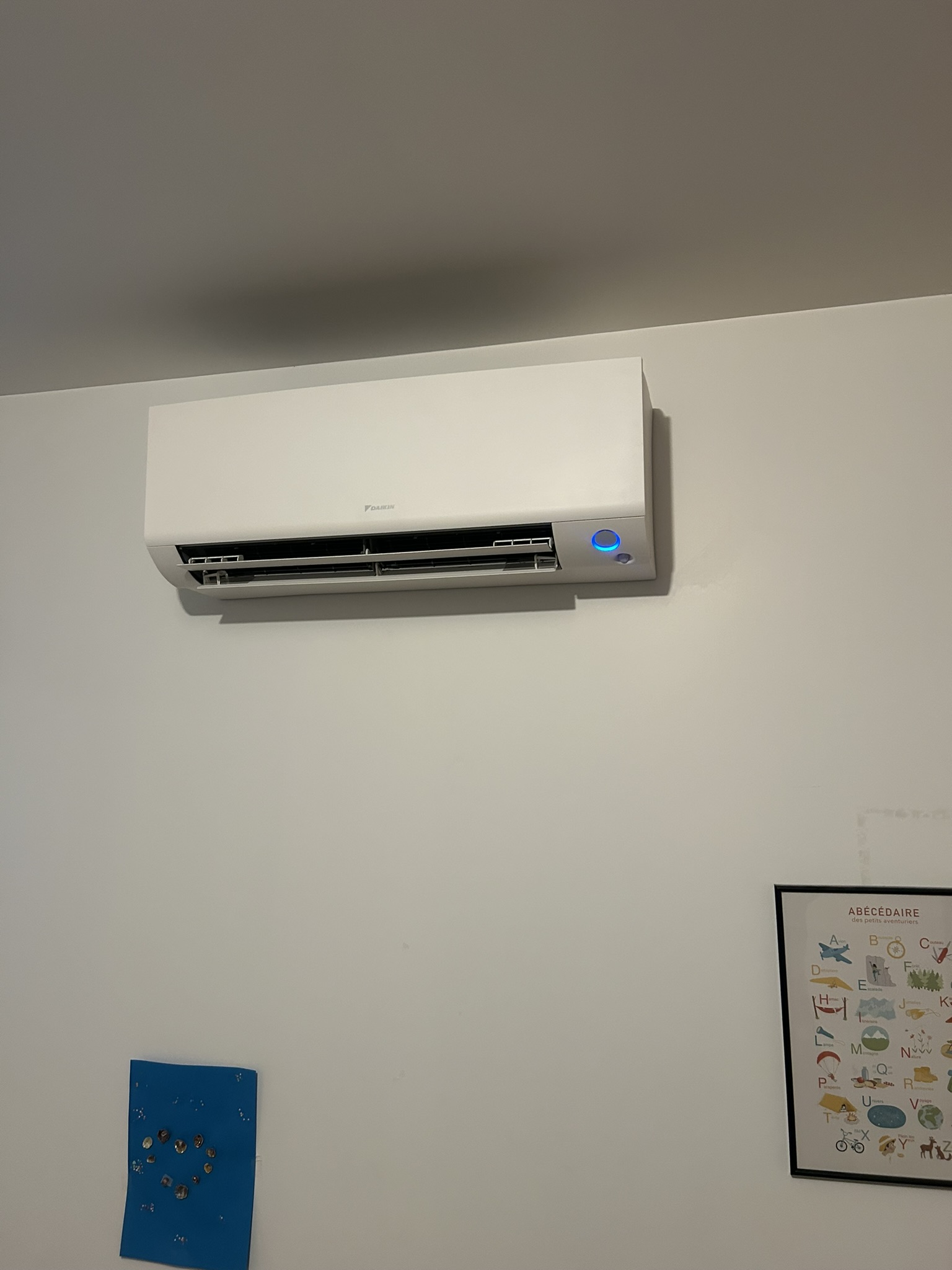 Climatisation murale dans un séjour — PROMAXELEC