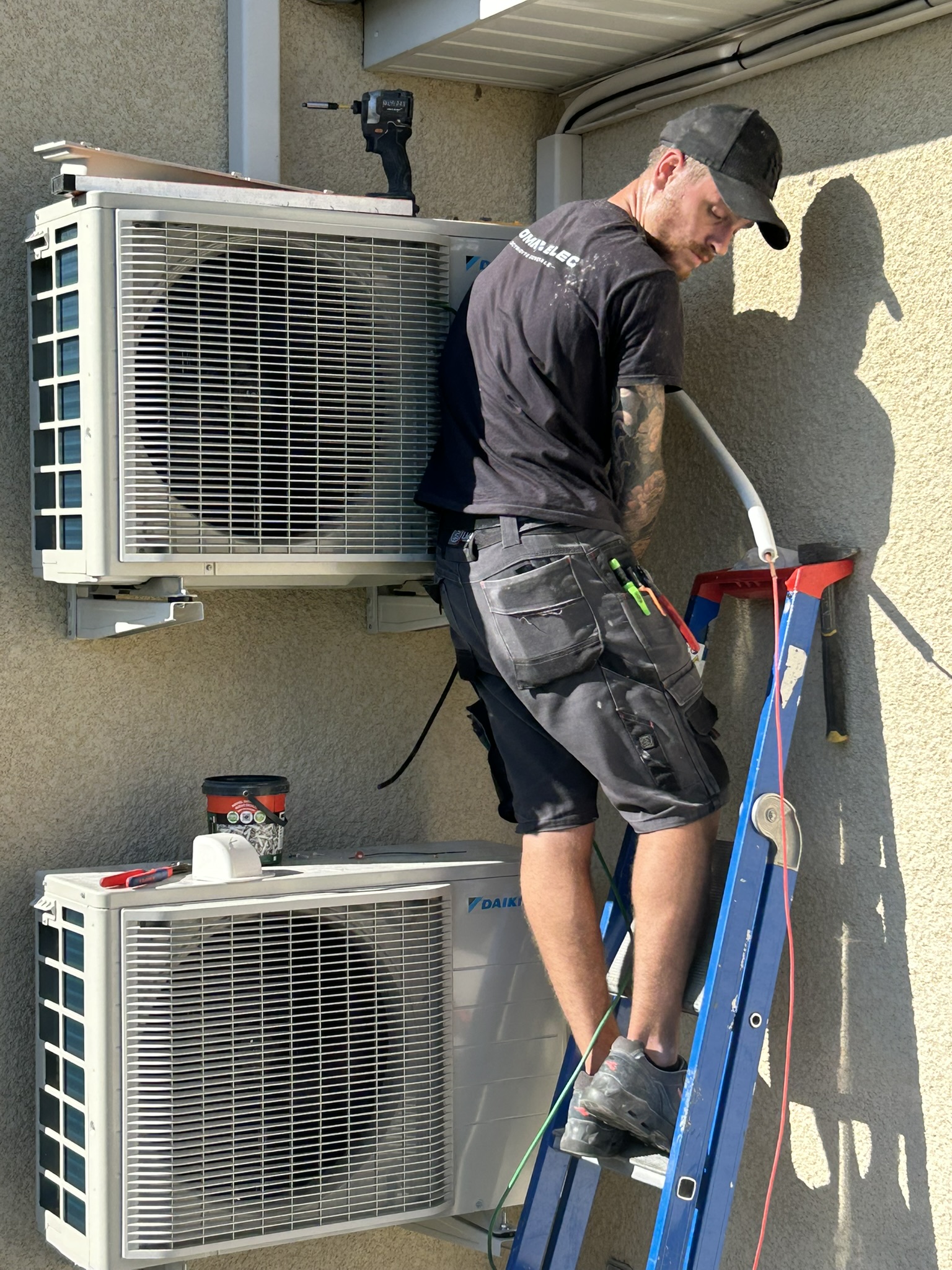 Pose de deux groupes extérieurs en façade — PROMAXELEC