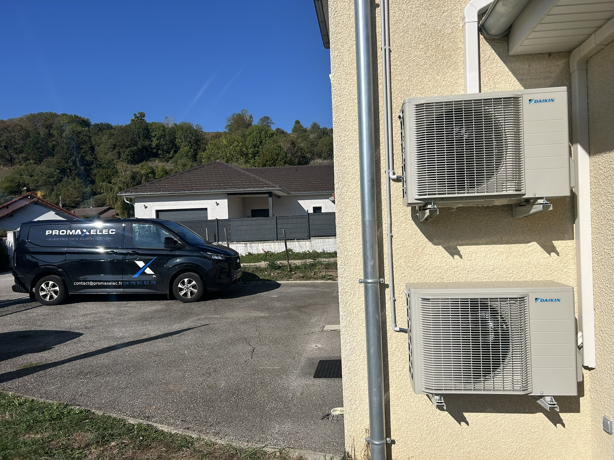 Camion PROMAXELEC devant deux unités extérieures Daikin