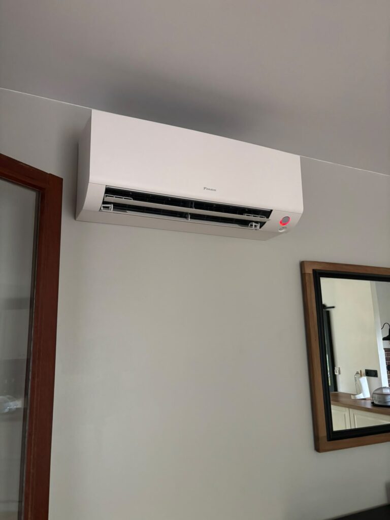 Climatisation Daikin murale posée par PROMAXELEC