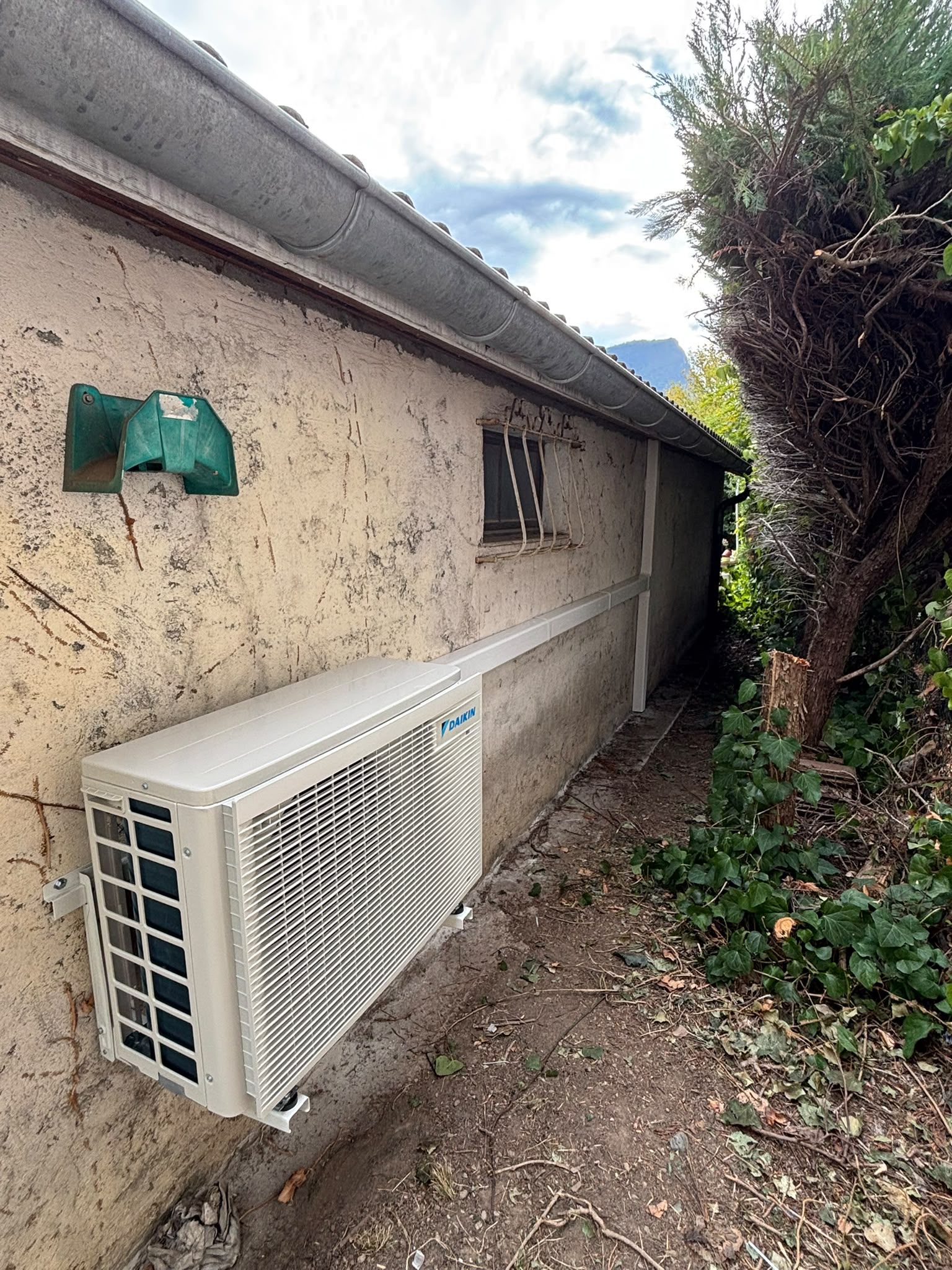 Groupe extérieur posé au sol, liaisons en goulotte — PROMAXELEC
