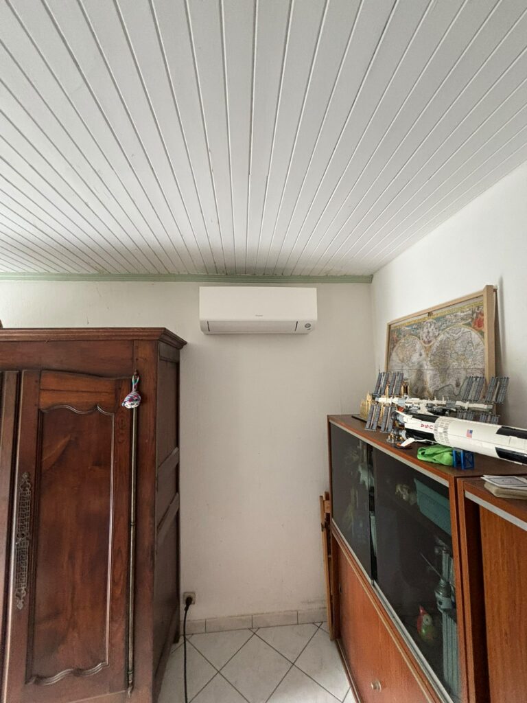 Climatisation Daikin posée dans une pièce de vie